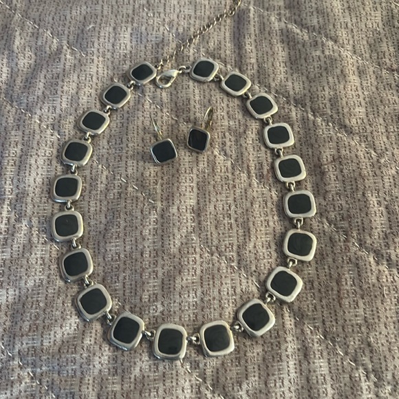 Very classic, reversible 15 inch necklace with 3 inch extension and earrings ! - Picture 3 of 6